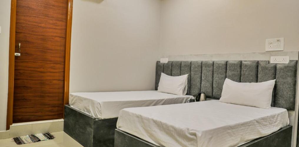 Hotel Ceasta, Beside Us Consulate Hyderabad, Gachibowli Gundipet Екстер'єр фото