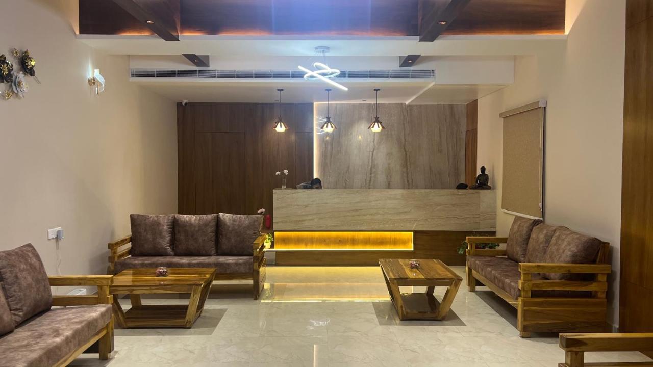 Hotel Ceasta, Beside Us Consulate Hyderabad, Gachibowli Gundipet Екстер'єр фото